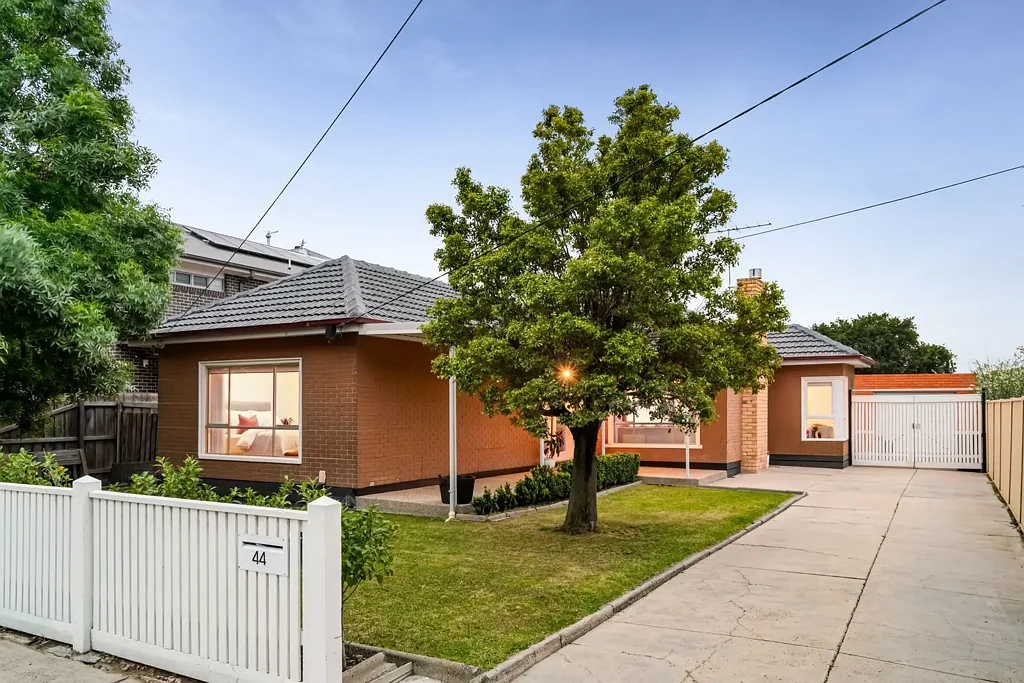 Deer Park 3Phòng ngủ Timeless Character, Beautifully Renovated & A Backyard to Love