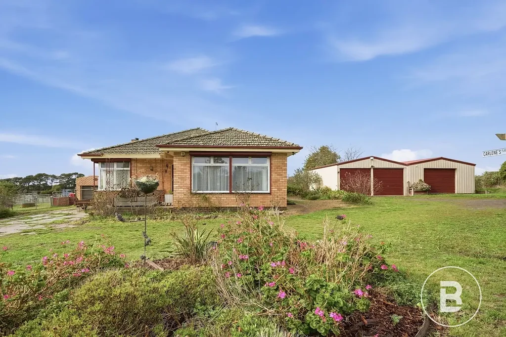 Mount Wallace 3房  A WELCOMING COUNTRY RETREAT ON APPROXIMATELY 20 ACRES – SPACE, COMFORT & LIFESTYLE.