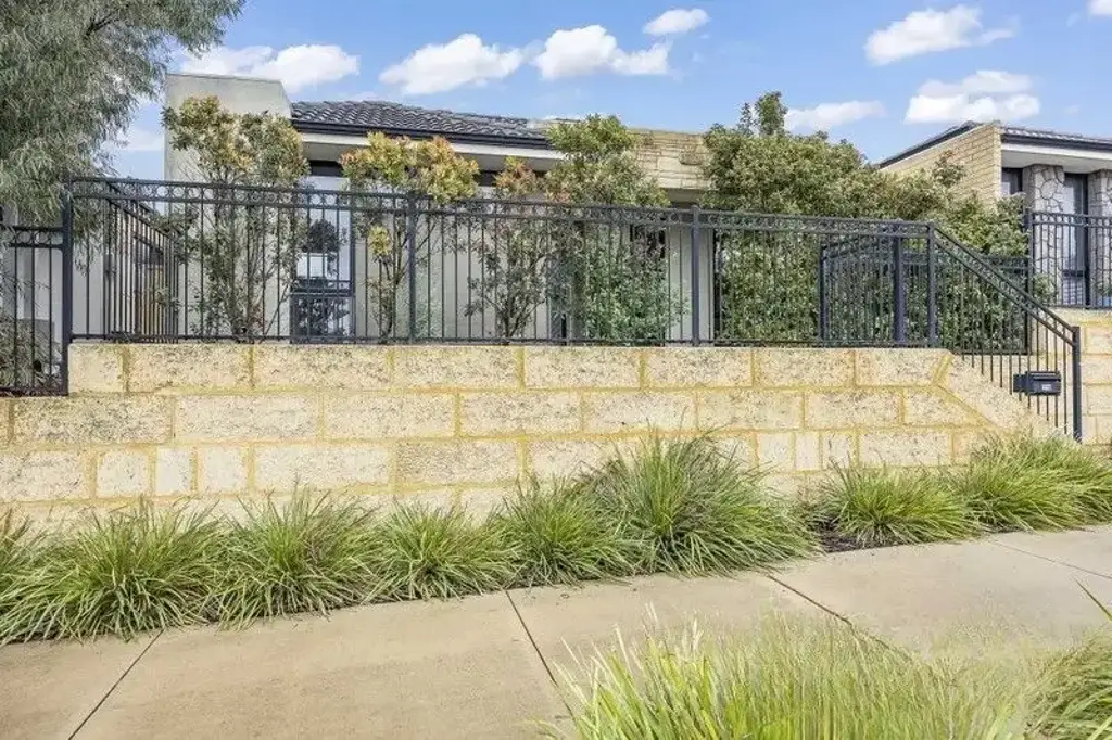 Butler 4침실 Perfect Start or Smart Investment – Spacious, Modern Home Near the Coast