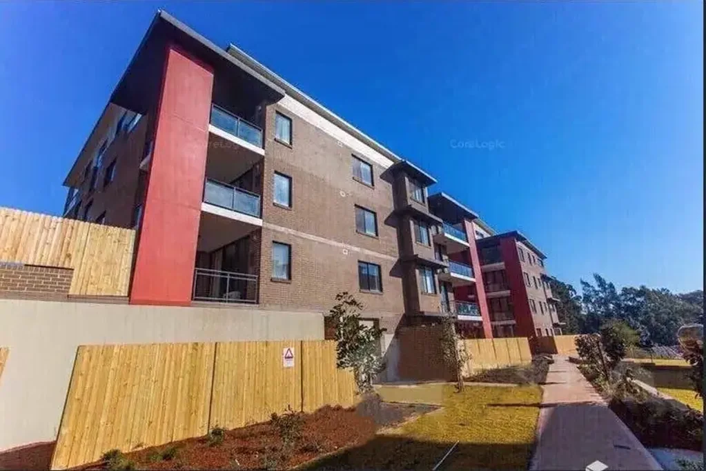 One bedroom Apartment Available Now! Walking distance to Norwest Metro!