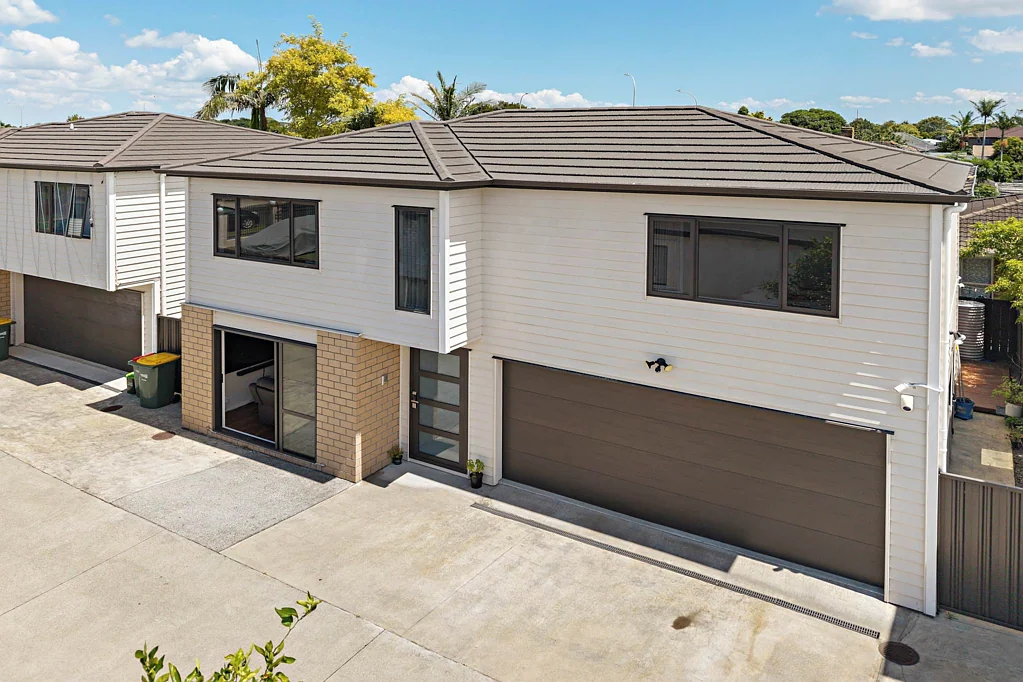 Papatoetoe 4房 核心腹地当代府邸！内进式双车库+中央吸尘+可视对讲门禁，公园与保护区在侧，漫步即达商超与咖啡馆！ Must Be Sold – 4 Bed Standalone