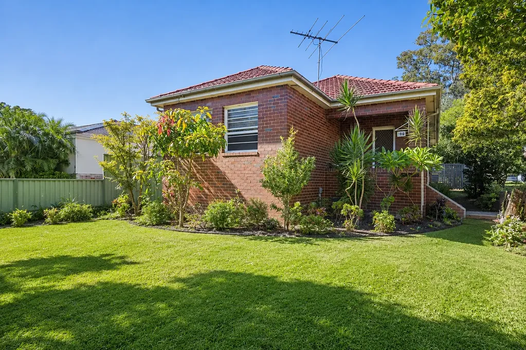 Pagewood 3ਬੈੱਡਰੂਮ Parkside Full-Brick Classic on 518.8sqm with Exceptional Potential