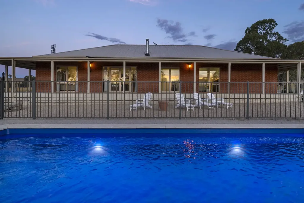 Mansfield 4ห้องนอน 23 acres 5 minutes from town!