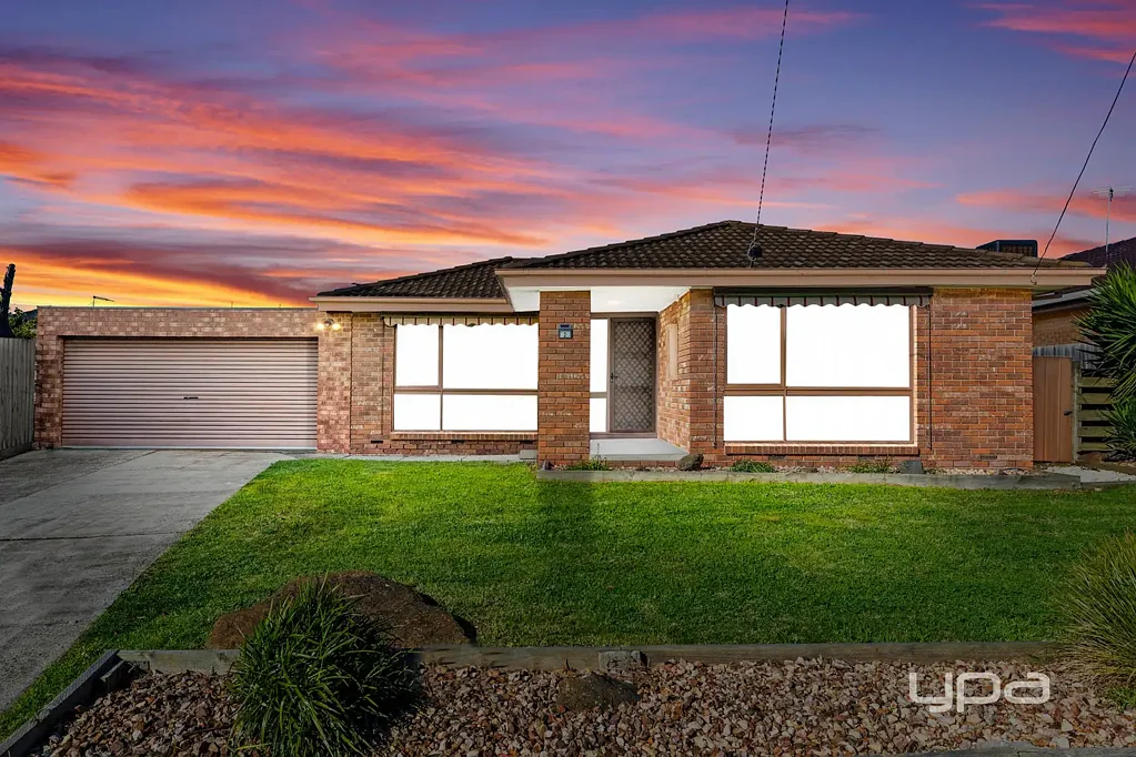 Spacious & Comfortable Family Home in Prime Kings Park Location!