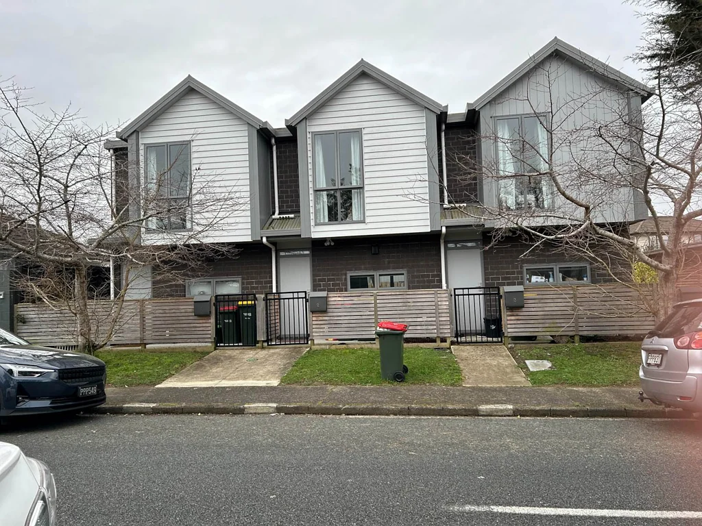 Modern Townhouse in Prime Peninsula Location