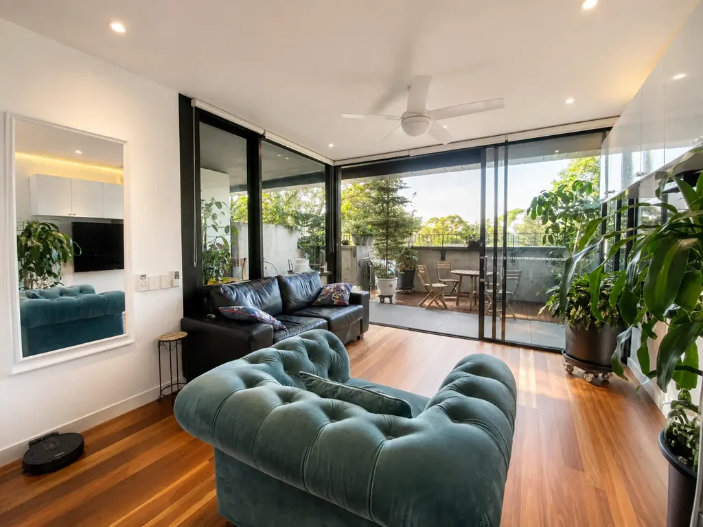 Immaculate Courtyard Apartment