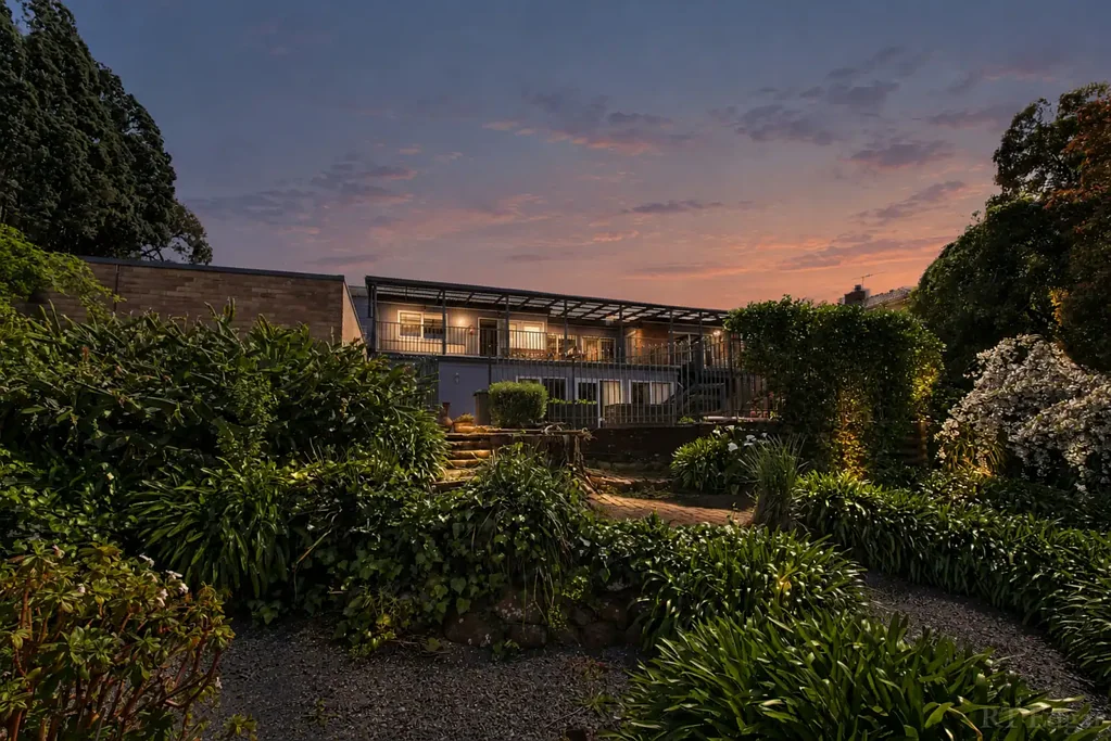 Ringwood 5房 半英亩黄金地段 Prime Setting on Half an Acre