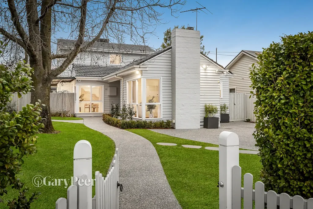 Bentleigh 4 Slaapkamer Renovated period charm on a prime corner