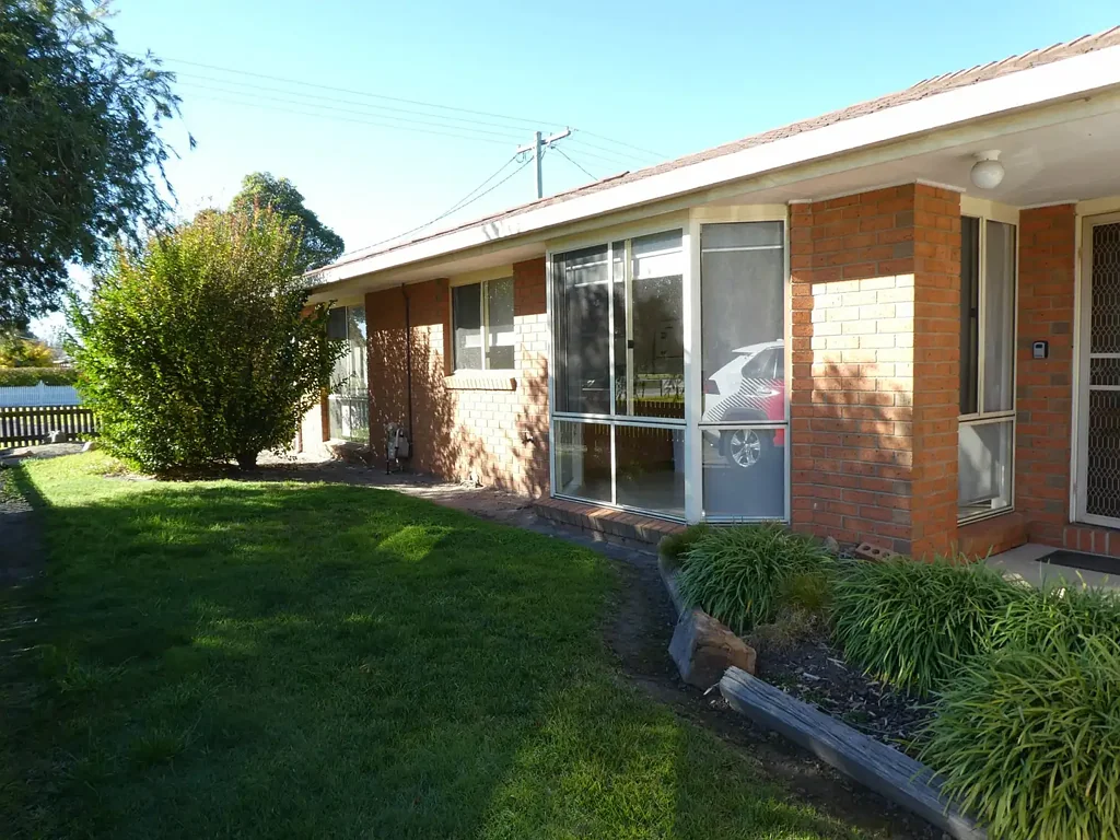 2 BEDROOM UNIT IN CENTER BAIRNSDALE
