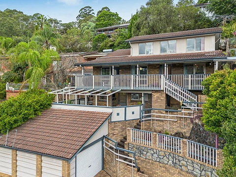 Bonnet Bay 3 Bedroom Family haven capturing elevated bushland panoramas