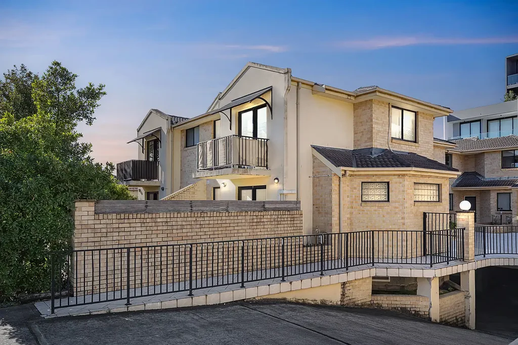 Beverley Park 2침실 Spacious Double Brick Townhouse with North-Facing Yard in Prime Location