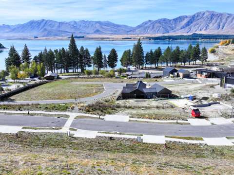 Lake Tekapo  Section in Pure Splendour: Station Bay Lake Tekapo