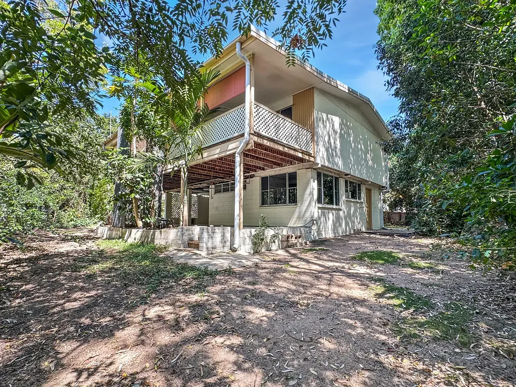 Nelly Bay 3 Bedroom Tropical Hideaway on 1942m2 block with seasonal creek