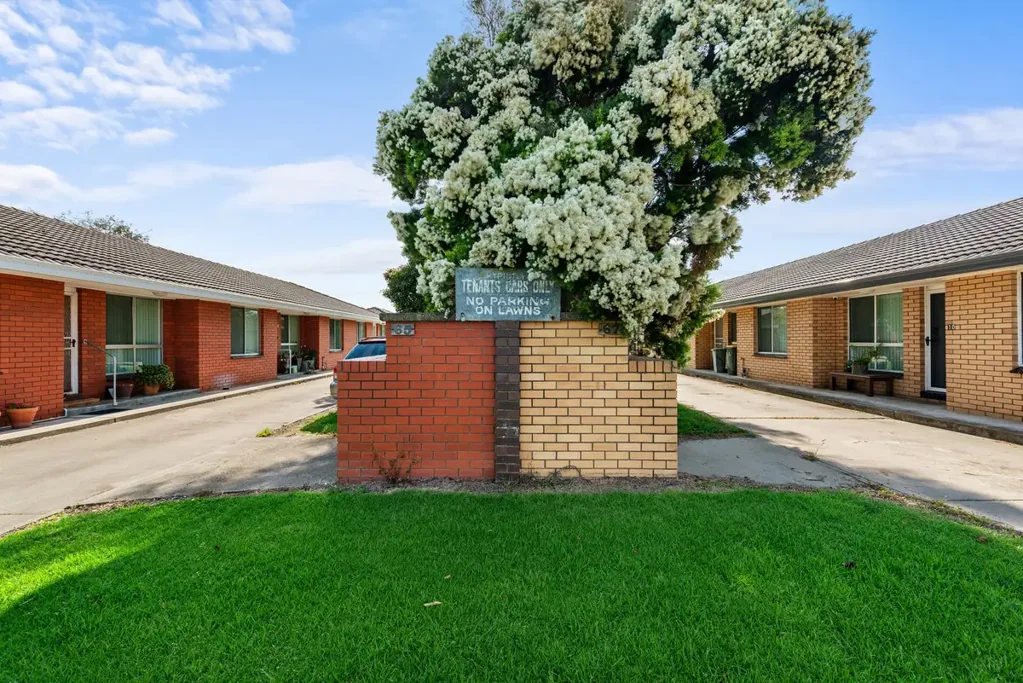 Sale 15 Bedroom Exceptional Investment Opportunity: Ten Quality Units