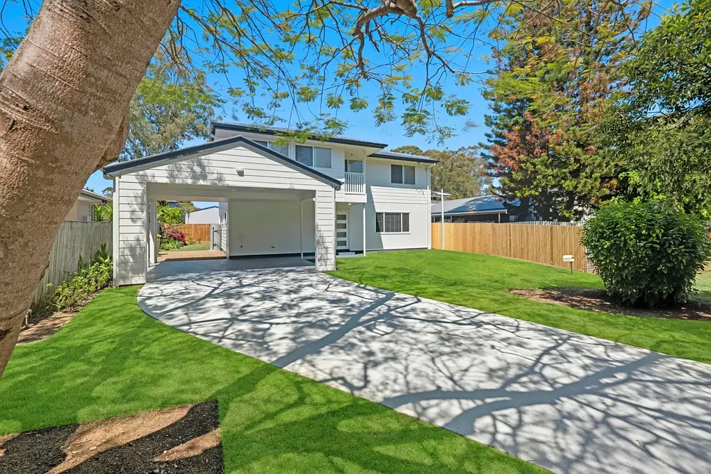 Cleveland 4房 全翻新现代住宅 413m2阔地 电磁炉厨房 四卧双豪华浴 主卧带套间阳台 双车库侧门通道 近Cleveland Central 学校交通便捷 Renovated Modern Home with Luxe Finishes Throughout