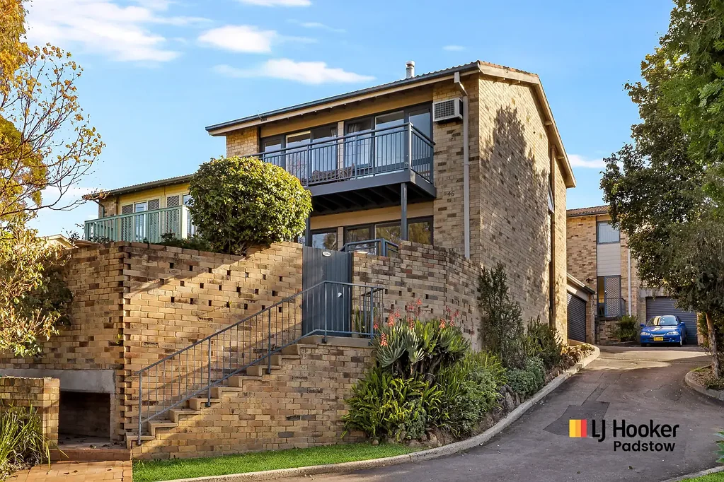 Padstow 3 Bedroom Sun-Drenched Freestanding Townhouse with Valley Views
