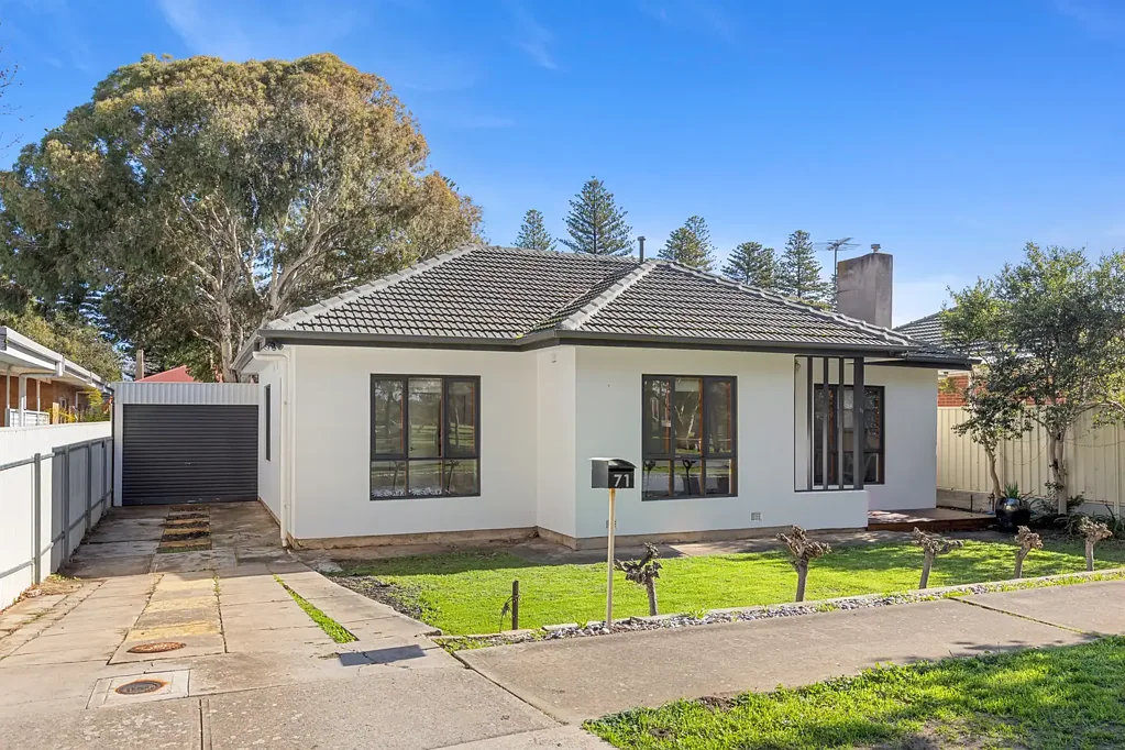 Henley Beach 3 Bedroom Relaxed family living just minutes from Henley Square