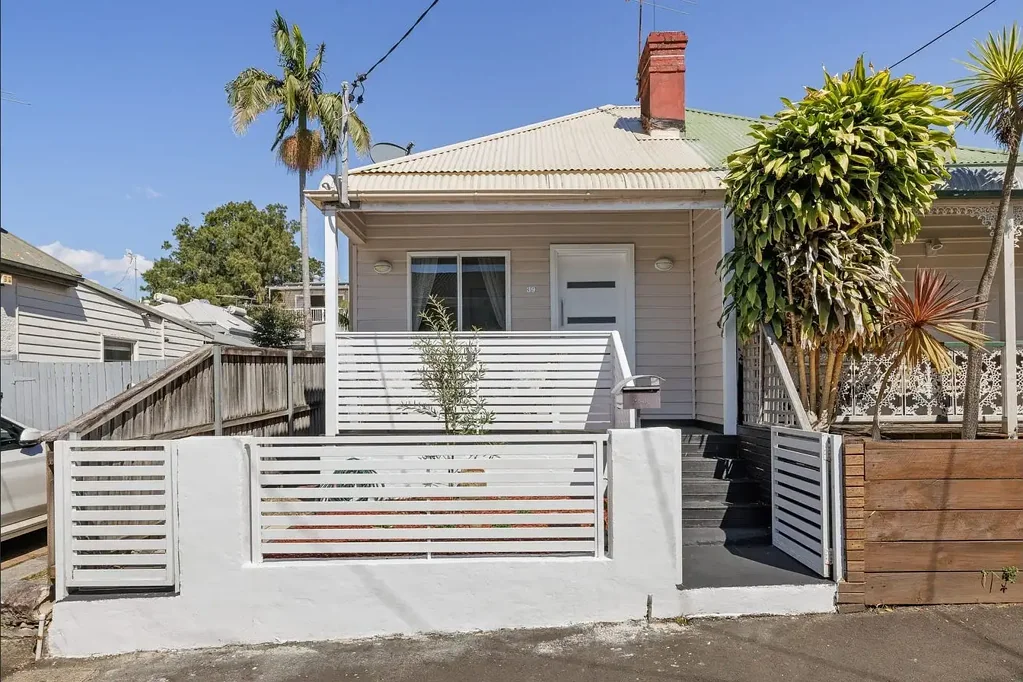 Cosy two-bedroom home moments from Darling Street