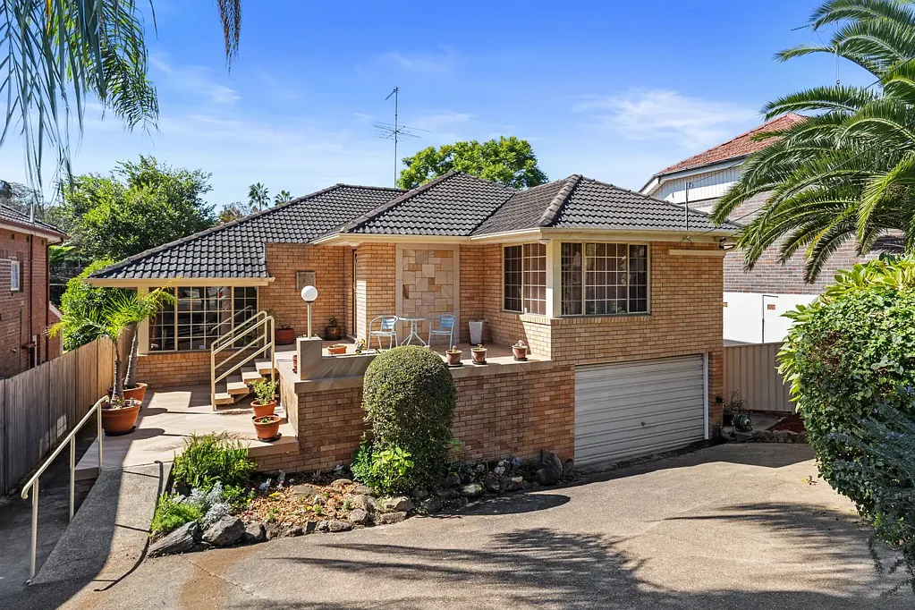 Penshurst 5部屋 Exceptional Family Haven with Pool & Investment Potential