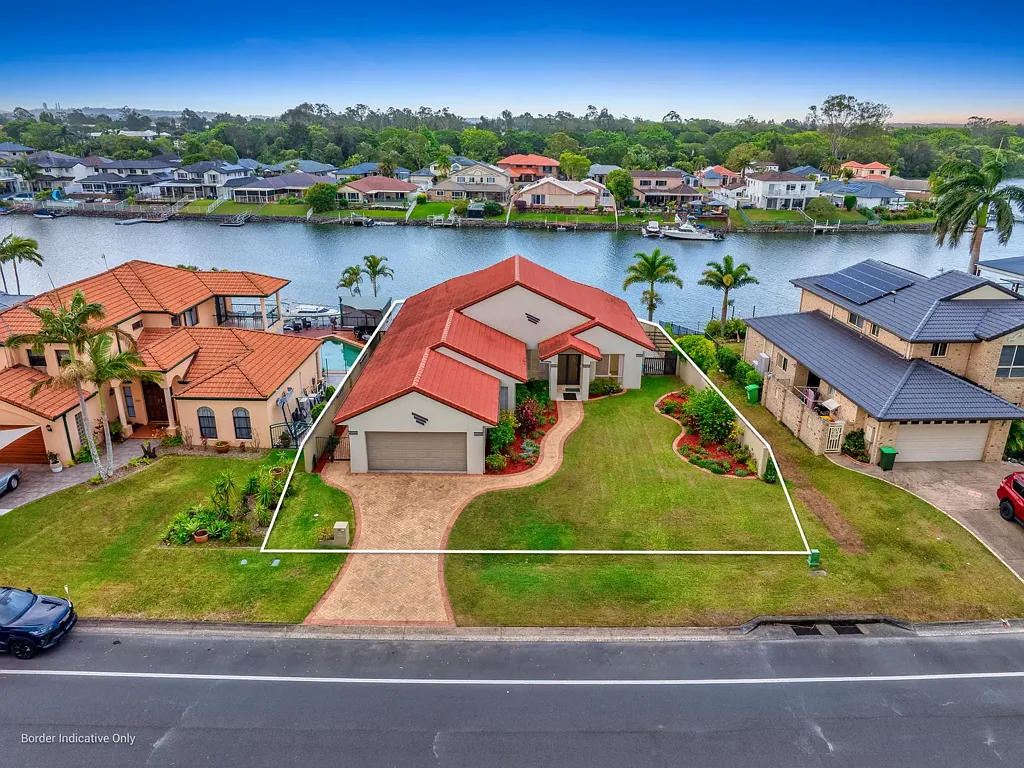 Helensvale 5chambre First Time Offered in Over 30 Years - 'Waterfront Gem with Perfect North-to-Water Position'