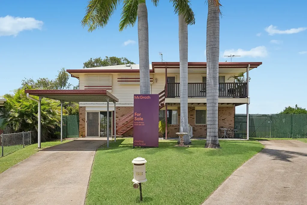 Spacious & Confort: Tidy 4-Bedroom Double-Story Brick Home!