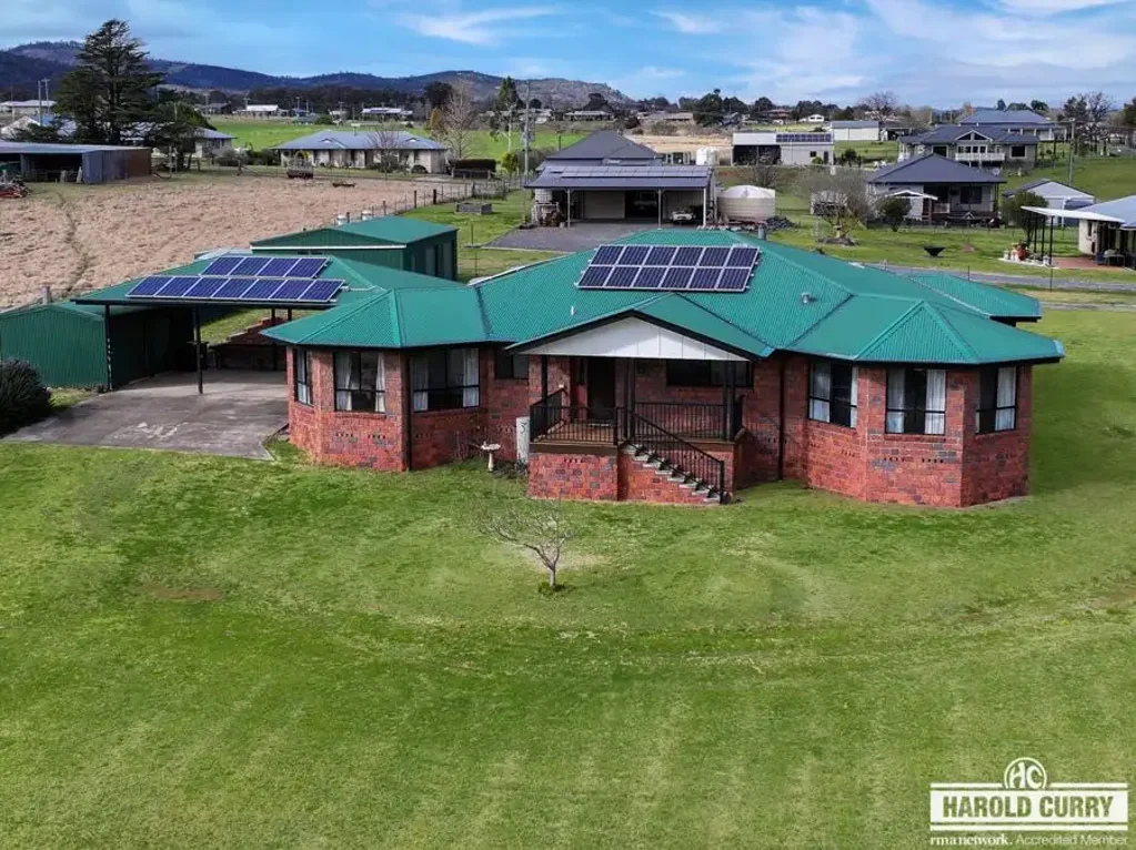 Tenterfield 5બેડરૂમ Spacious Family Home on 9,444mÂ² with Stunning Rural Outlook.....