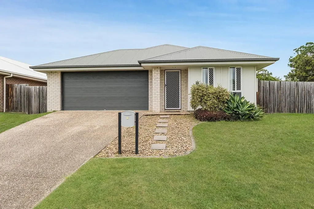 Bundamba 4房 四卧主套步入衣 600平转角地 开放式多功能厨 宽敞双车库 便捷交通近商圈 Contemporary Family Retreat on a Generous Corner Block!