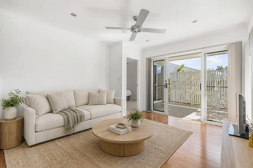 Southport 3कमरा Near-New Townhome Offering Space, Style & Convenience