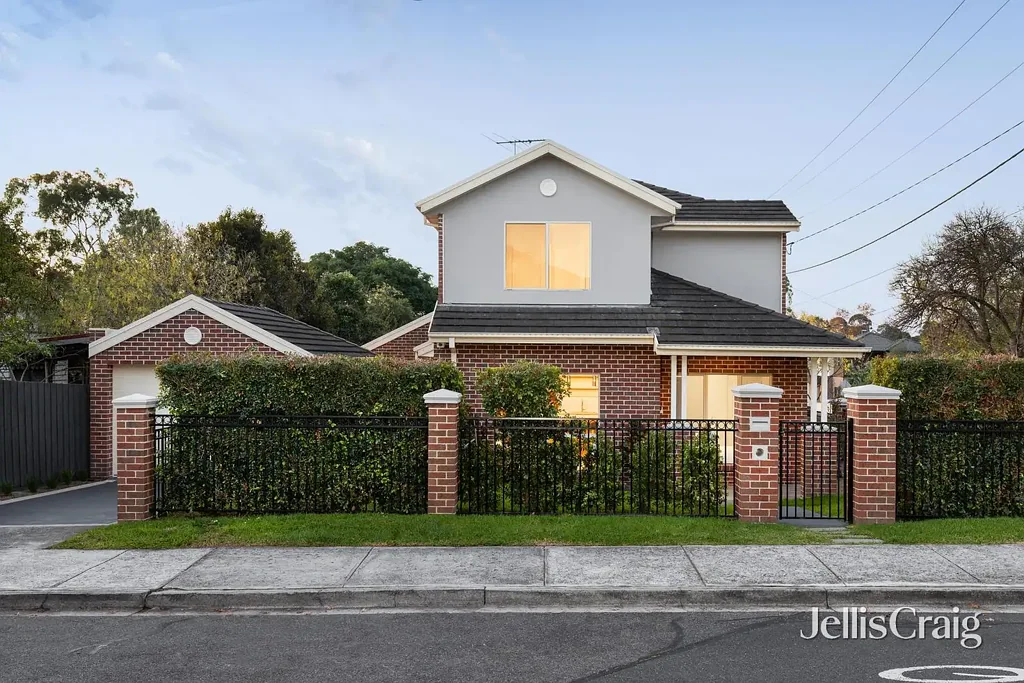 Heidelberg Heights 3房 花园环绕家庭乐园 石材厨房精致空间 私人庭院户外娱乐 一楼卧室便捷舒适 新地毯安全警报齐全 步行便利生活无忧 Low Maintenance Luxury in Garden Seclusion