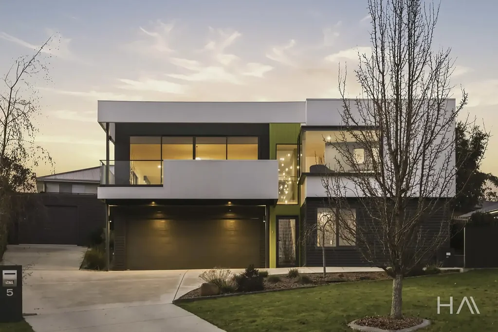 Prospect Vale 4房  High-end, low-maintenance and completely move-in ready, this exceptional residence offers the opportunity to secure a quality-built home!