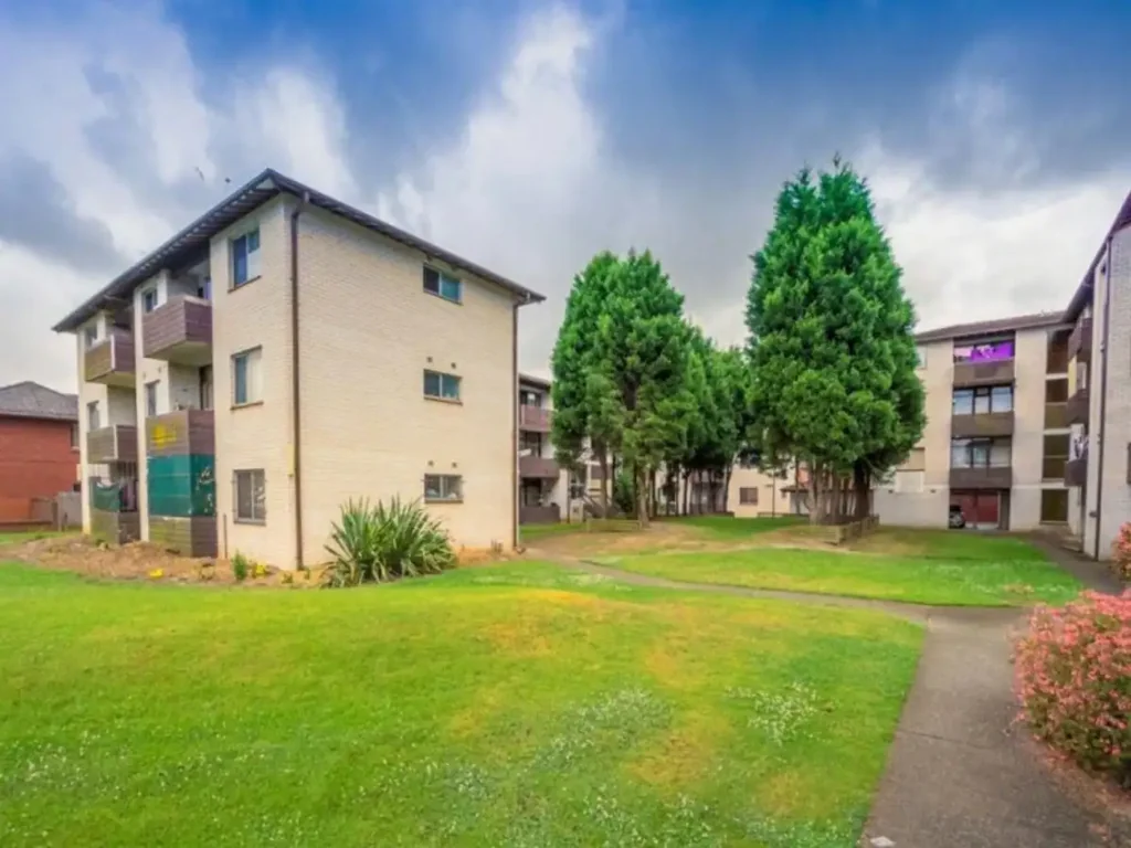 2 bedroom unit with lock up garage!