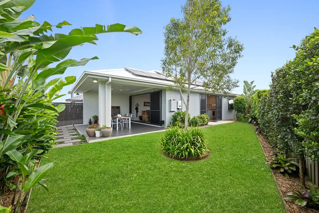 Palmview 4chambre Custom-Designed Elegant Stunner: Wide Street Frontage, Large Block & Veggie Garden