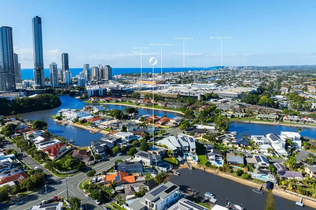 Broadbeach Waters 3房  First Time Offered in Over 30 Years - Rare Waterfront Opportunity in Blue-Chip Broadbeach Waters