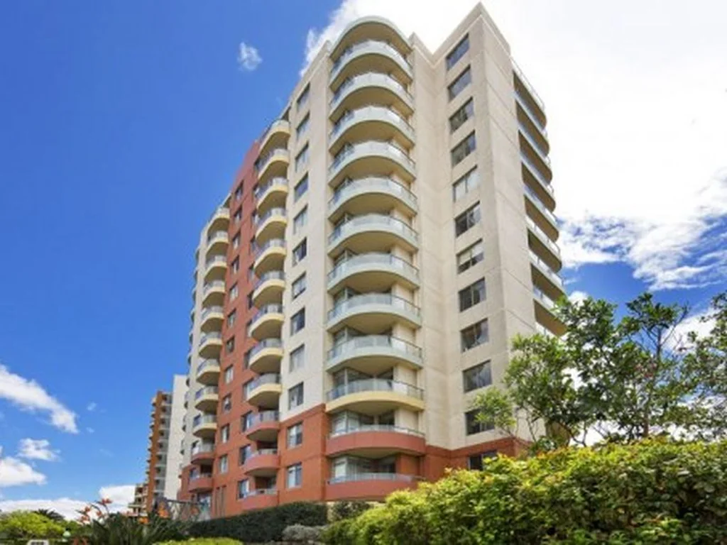 PANORAMIC VIEWS, NORTH ASPECT - 2 BEDROOM + 2 BATHROOM RESIDENCE