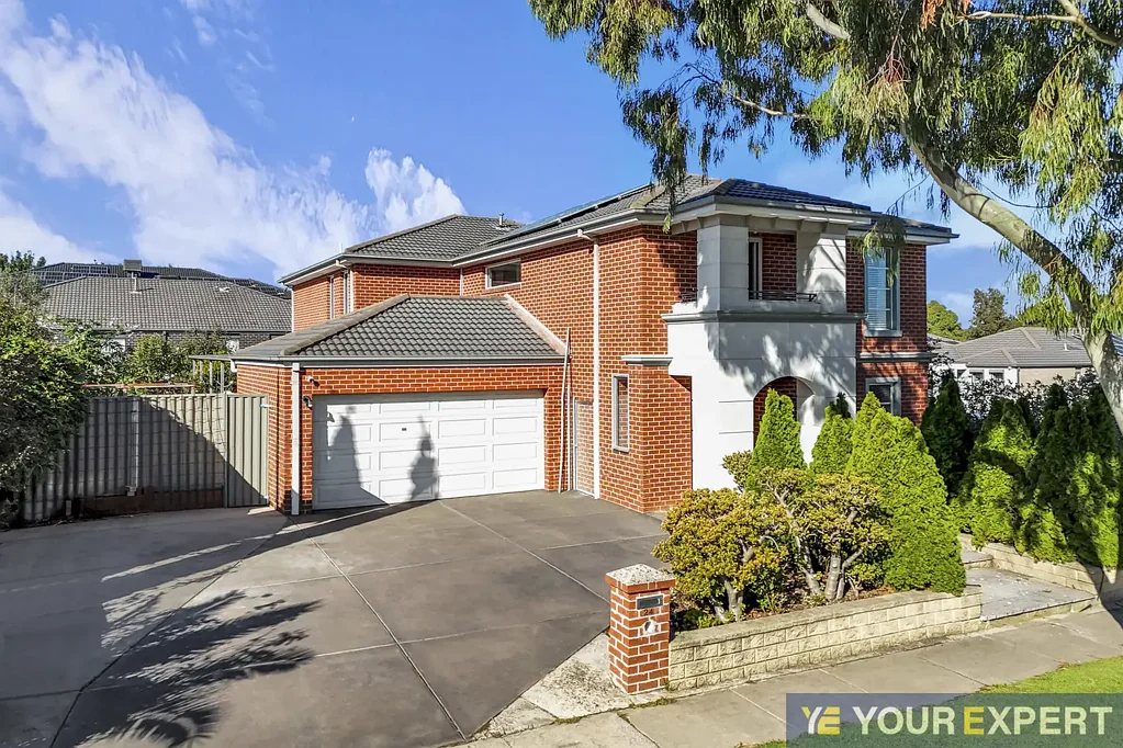 Cranbourne East 4房  优雅的家庭生活在优越的猎俱乐部位置！  Elegant Family Living in a Prime Hunt Club Location!
