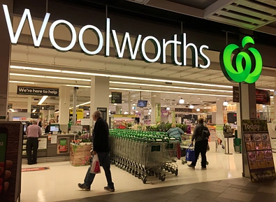 触目惊心！澳洲媒体揭露超市“哄抬物价”内幕，Woolworths CEO采访中仓皇逃离