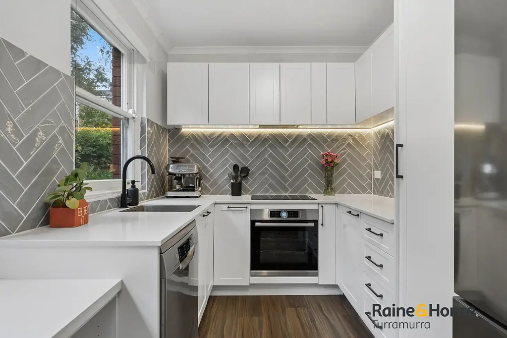 Turramurra 3房 精心翻新双层公寓 通透采光设计 Bosch家电齐全 便捷步行生活 Rare Offering - Perfectly Located Elegant 3-Bedroom Townhouse