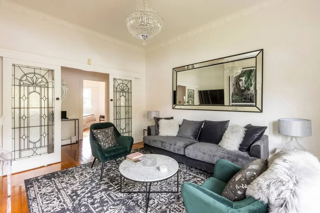 DAZZLING DECO, THE AUDREY HEPBURN OF ELWOOD-  FULLY FURNISHED!