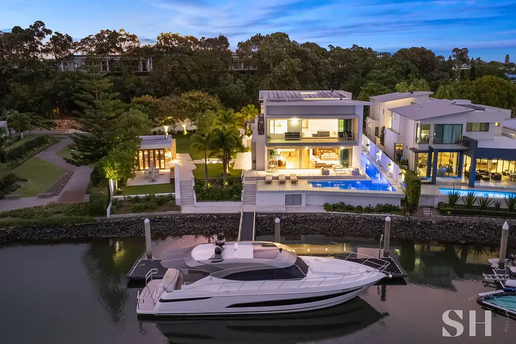 Hope Island 5ਬੈੱਡਰੂਮ Luxurious Tri-Level Entertainer with Endless Water Views