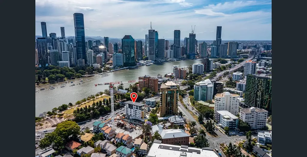 Nestled in the vibrant and picturesque suburb of Kangaroo Point, this property offers an exceptional living experience that combines modern comfort