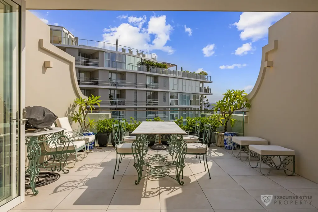 MASSIVE 270 SQM LUXURIOUS 3 BED HOME + ROOFTOP ALFRESCO DECK