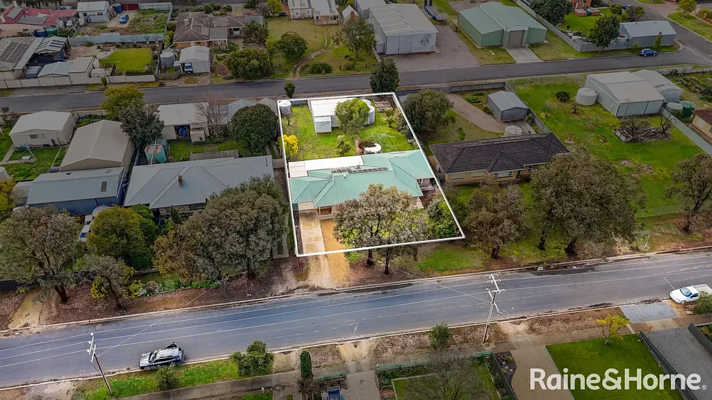 Strathalbyn 4 Bedroom "You don't see this everyday"