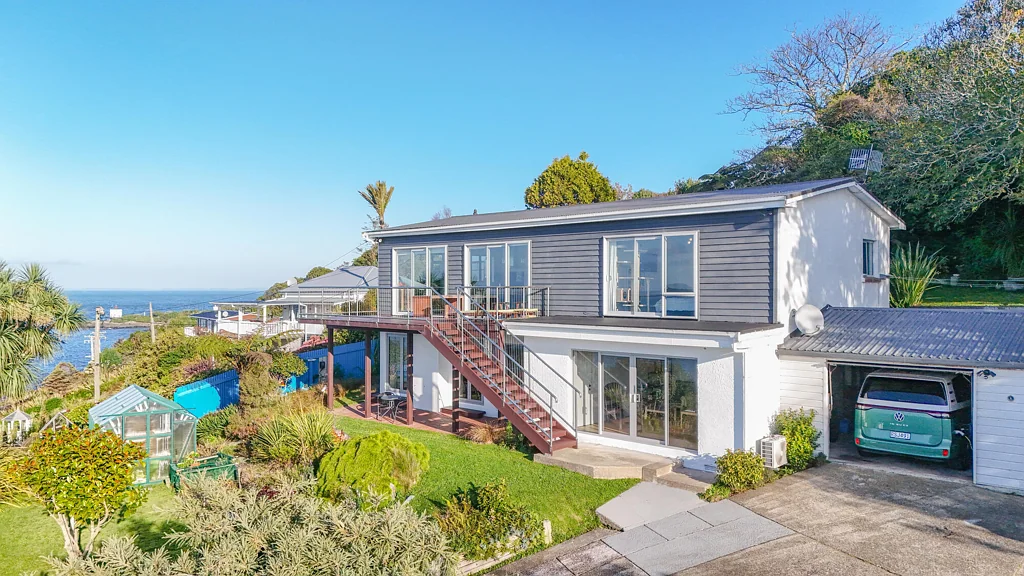 Bluff 3房  Elevated Living With Income Potential!