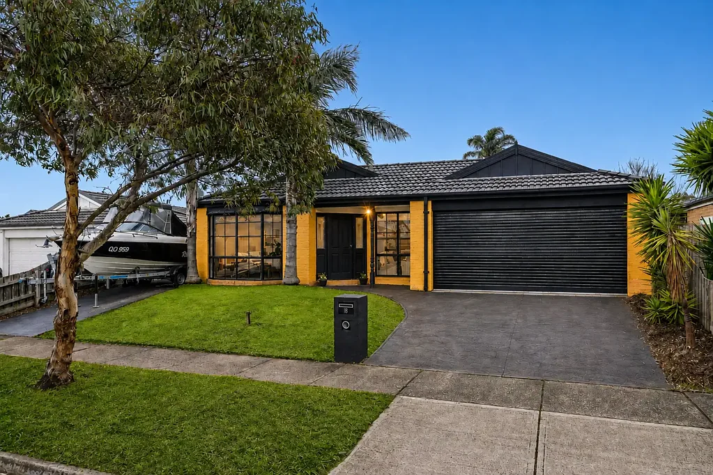 Cranbourne West 3房 翻新家庭住宅，拥有卓越的户外娱乐区 Renovated Family Living with Exceptional Outdoor Entertaining