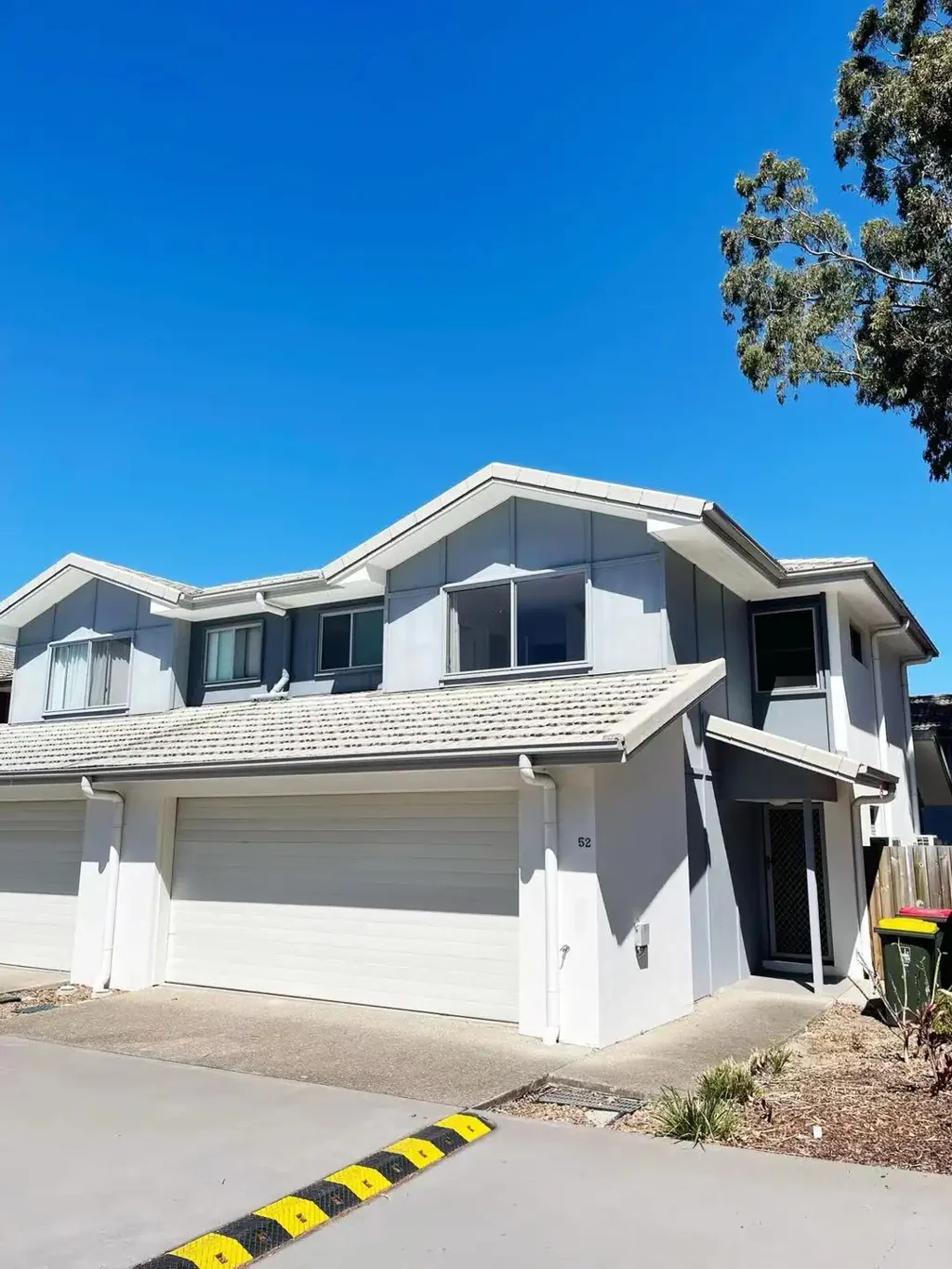 THREE BEDROOM MODERN NEWISH TOWNHOUSE IN QUIET