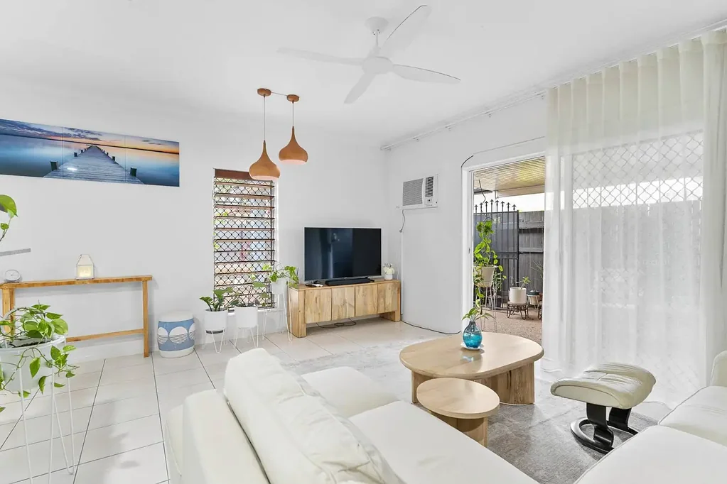 TRENDY TOWNHOUSE IN A1 LOCATION!