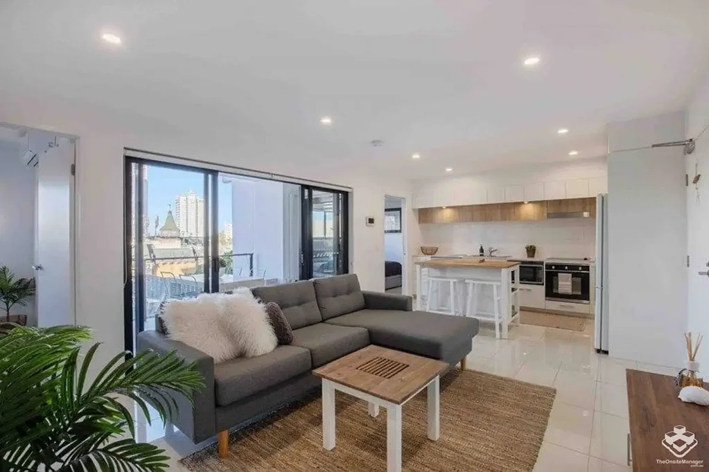 LIGHT, BRIGHT 2 BED 2 BATH APARTMENT