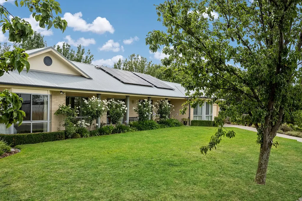Yass 4房  The Ultimate Outdoor Entertainer - Four Bedrooms and a Backyard landscaped for E