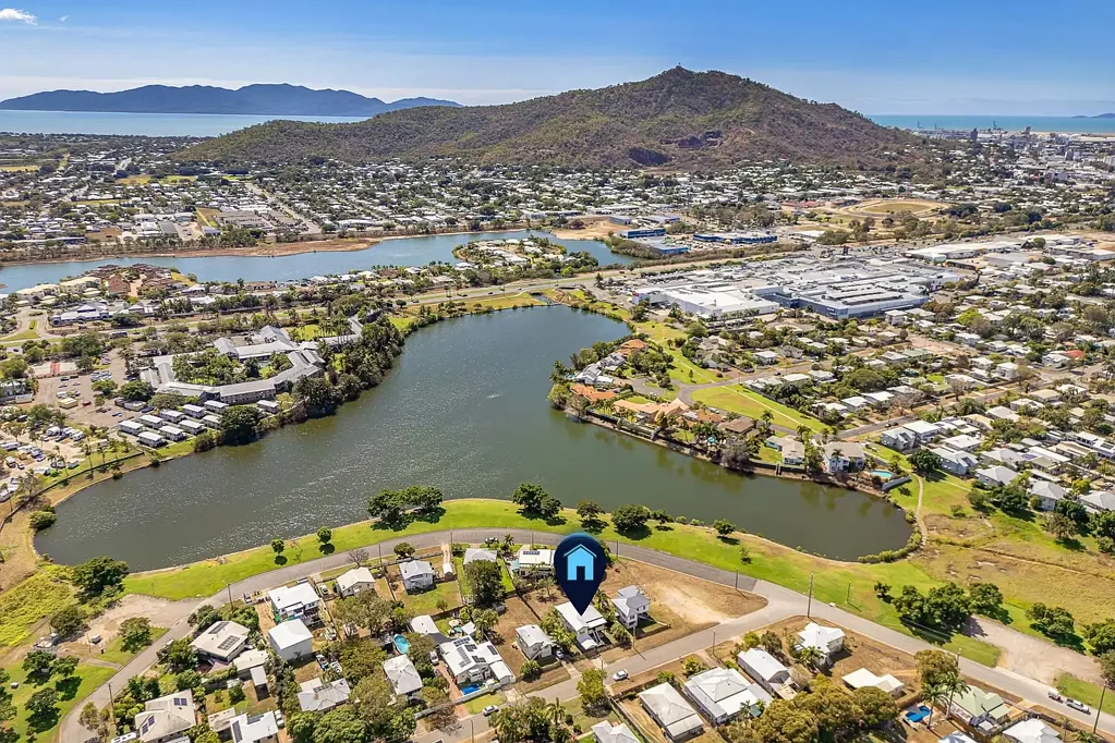 Currajong 2房  CHARMING HIGHSET QUEENSLANDER WITH LAKE VIEWS