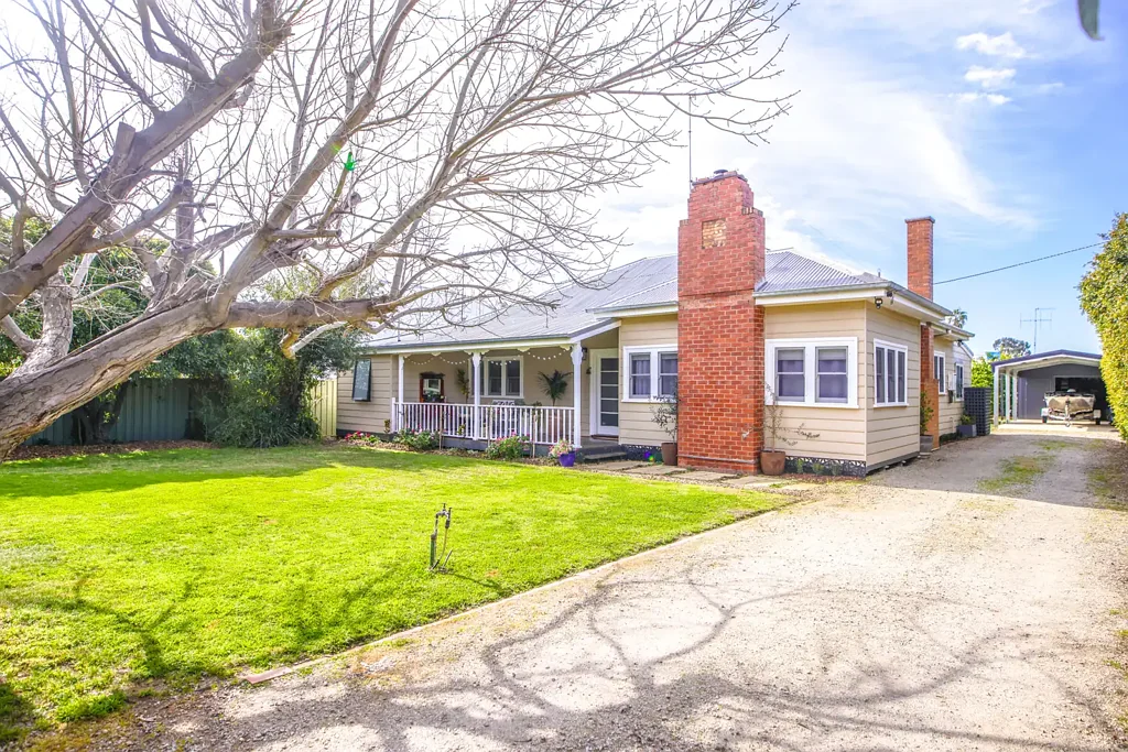 Deniliquin 4ਬੈੱਡਰੂਮ Classic Meets Contemporary in Heart of Town!